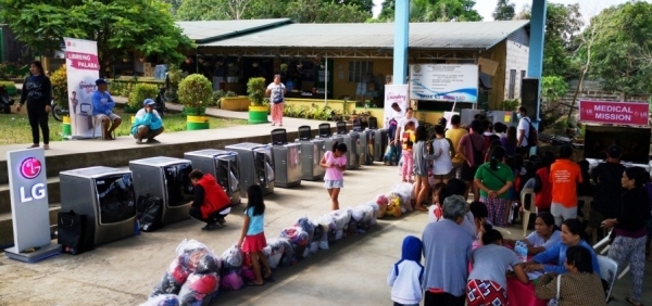 LG전자 필리핀법인은 최근 탈 화산 인근 지역에 마련된 주요 대피소 세 곳을 잇따라 방문해 이재민들이 의류를 깨끗하게 세탁할 수 있도록 무료세탁방을 운영했다.[사진 LG전자 제공]