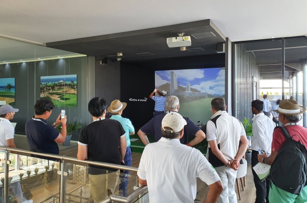 사진 = ‘사우디 인터내셔널 2020' 대회 현장에 마련된 골프존 부스에서 갤러리들이 골프존의 골프 시뮬레이터를 체험하고 있다.
