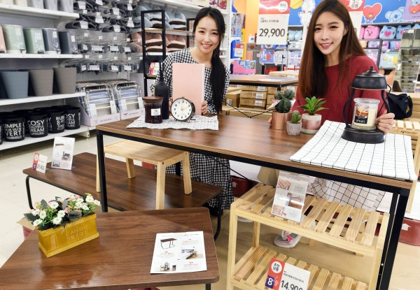 5일 서울 등촌동 홈플러스 강서점에서 모델들이 신학기 가구 기획전 상품을 선보이고 있다.