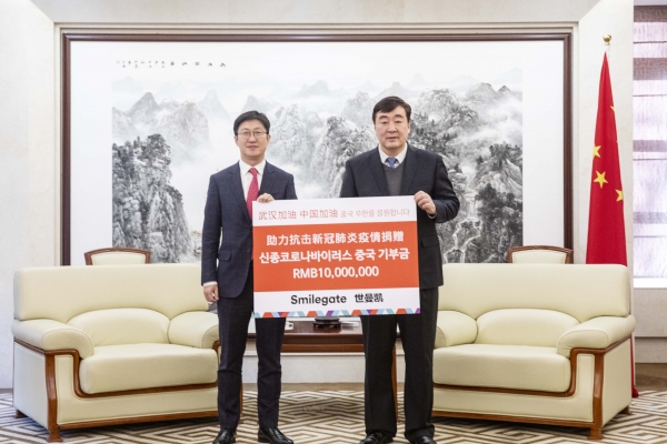 사진 = 5일 중국대사관에서 열린 전달식에서 양동기 스마일게이트 대외담당 사장(좌측)이 싱하이밍 주한 중국대사(우측)에게 천만 위안의 성금을 전달하고 있다.