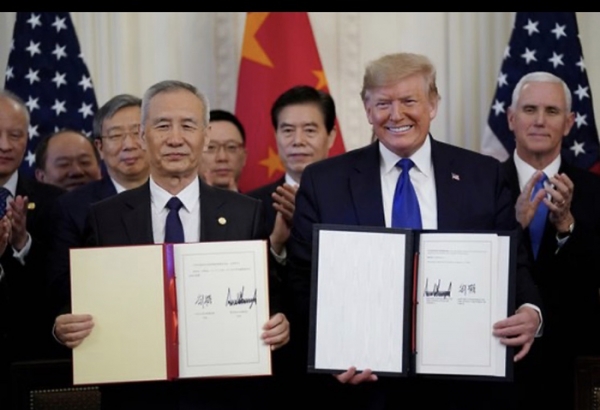 지난달 15일 백악관에서 제1차 미중 무역합의서에 서명한 류허 중국 국무원 부총리(사진 왼쪽)와 도널드 트럼프 미 대통령(사진 오른쪽)