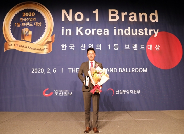 사진 = 이창우 보람그룹 대표이사가 6일 서울 중구 더 플라자에서 열린 ‘2020 한국 산업의 1등 브랜드 대상’ 시상식에서 상조서비스 부문 대상에 선정돼 대리 수상하고 있다.(사진제공=보람상조)