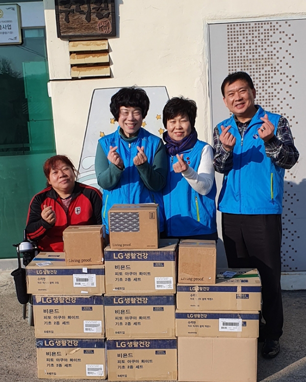 나베봉그룹은 경기도 남양주시 수동면 소재 장애인시설 두리원을 방문 뷰티용품 및 생필품세트를 전달했다.