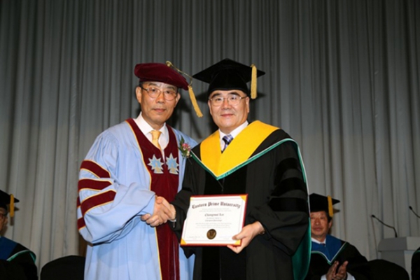 한국기자연합회 이창열 회장이 2016년도에 철학명예박사 학위를 받는 모습