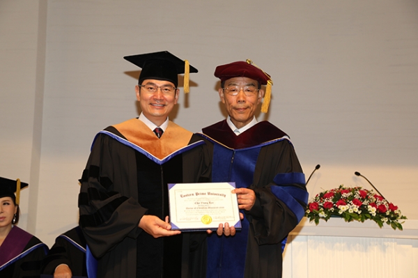지난해(2019년도) 명예박사학위를 수여 받은 이차용 명예박사와 총장 나건용 박사