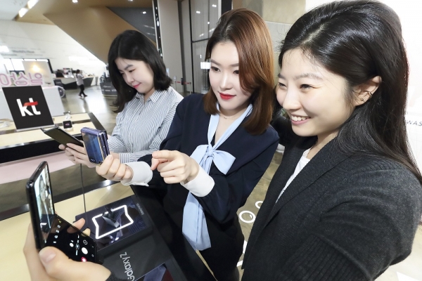 서울 광화문 KT스퀘어에서 고객들이 갤럭시 Z Flip을 사용하고 있다.[사진 KT 제공]