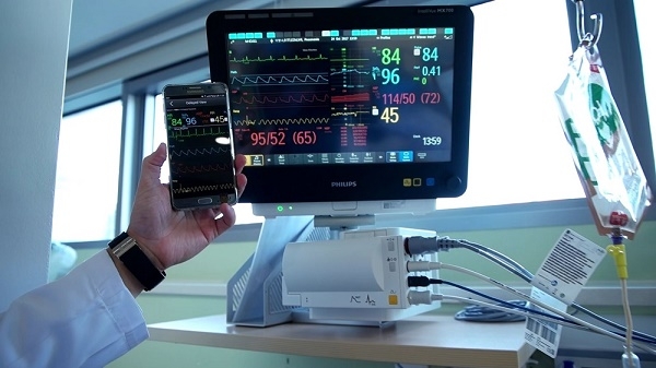 사진=세종병원,의료진이 모니터와 핸드폰으로 실시간 환자를 모니터링 하고있다.
