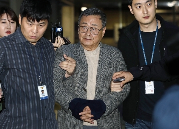 김준기 전 동부그룹 회장이 지난해 10월 23일 오전 자진귀국 형식으로 입국, 공항에서 경찰에 체포되고 있다.