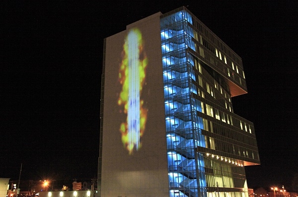 사진=유타대,공기 전시회에서 대기질 데이터를 건물에 실시간으로 시각화한 모습