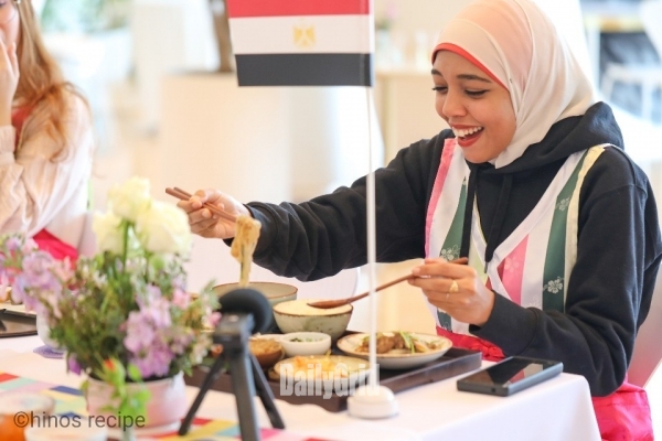 사진= 이집트학생이 자신이만든 음식을보고 좋아하고있다. (사진=히노스레시피)