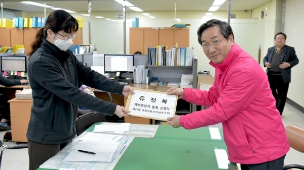 유정복 전 인천시장이 25일 남동구선관위에 예비후보등록을 마쳤다.사진 = 유정복 예비후보 측