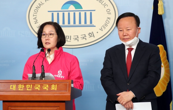 사진 = 국회 정론관에서 지난 2일 미래통합당 김현아 의원이 아파트 공약을 발표하고 있다