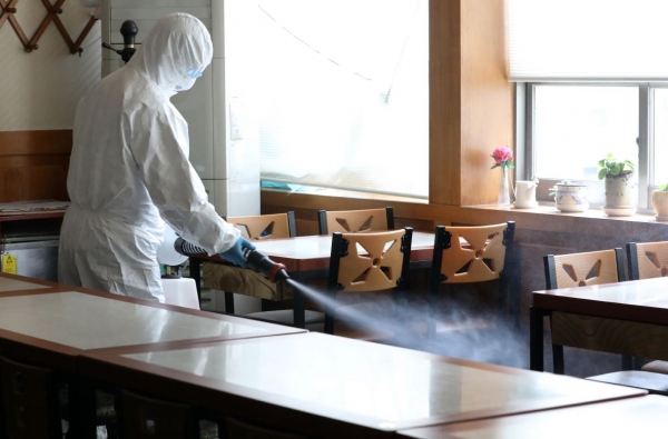 사진 = 코로나19 확진자가 다녀간 식당 방역작업을 하는 모습 (뉴스1 제공)