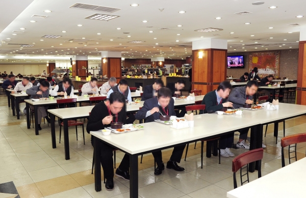 SK건설 구내식당. 임직원들이 마주보지 않고 한줄로 식사를 하고 있다.[사진 SK건설 제공]