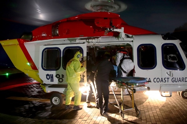 사진=인천해경,전신 화상 의심 환자 헬기 이용 신속 이송