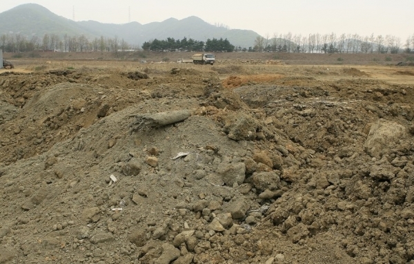2014년 공사 초기부터 폐기물이 무단으로 성토됐다는 의혹이 시흥지역신문에 의해 불거졌다.