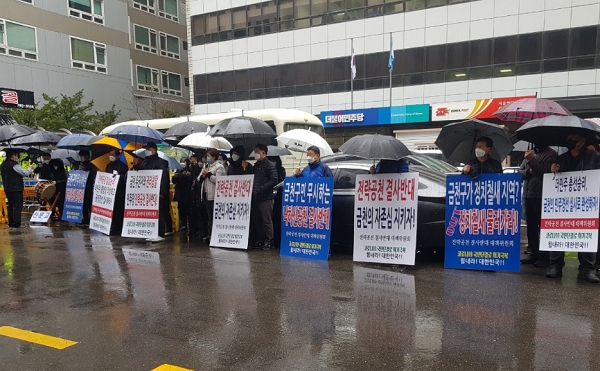 지난 3월 6일과 7일 양일간 더불어민주당사 앞에서 삭발투쟁하고 있는 금천구민들.