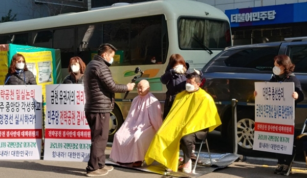 지난 3월 6일과 7일 양일간 더불어민주당사 앞에서 삭발투쟁하고 있는 금천구민들.