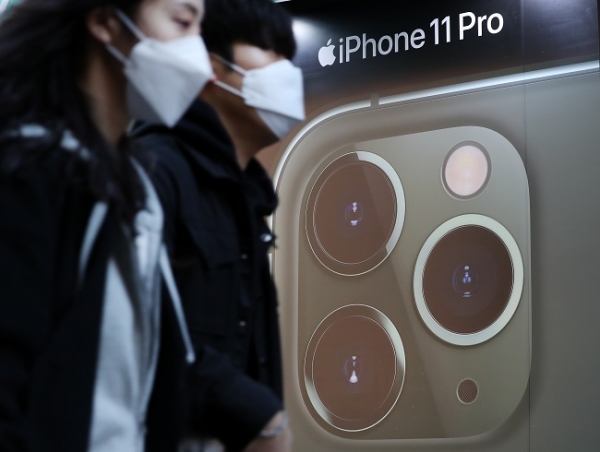 18일 서울 중구 명동의 애플 매장에 아이폰 광고가 설치돼 있다.