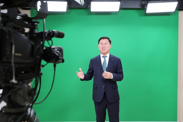 사진 = 19일 하나생명 김인석 신임대표가 온라인 영상으로 취임사를 발표하고 있다. (하나생명 제공)