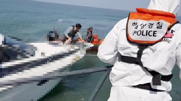 사진=인천해양경찰서,승선원 7명 태우고 표류하던 레져보트 구조
