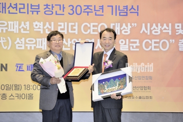 ▲ 좌측 박용성 회장,'홀가먼트부문 수상' / ⓒ 오종준 기자