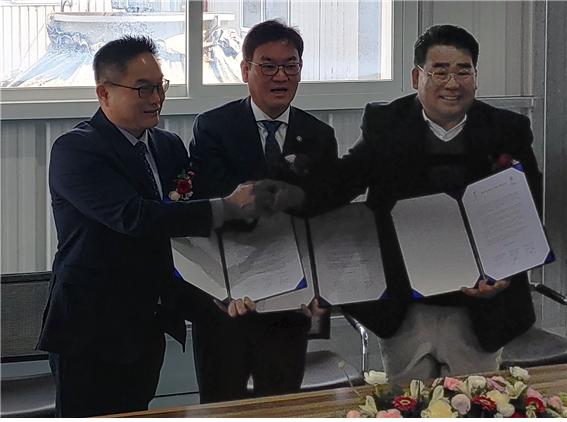 사진 = 아태평화교류협회 안부수 회장(가운데)과 LCM싸이언스 이병흥 회장(오른쪽) 협약서 서명후 악수를 하고 있다.
