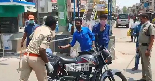 사진 = 제보자가 보내준 인도 경찰이 몽둥이질 하는 영상 캡쳐