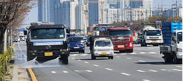 사진=인천광역시, 도로먼지 제거를 위한 고압살수차 가동 모습