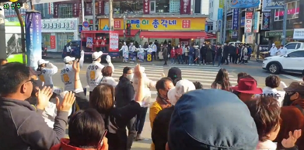 금천구 역대 호남향우회장 5명이 4·15총선을 하루 앞둔 14일 차성수 후보를 지지선언했다. (사진=더불어민주당의 전략공천에 반발하고 있는 금천구민들이 무소속으로 출마한 차성수 후보의 연설을 들으며 연호하고 있다.