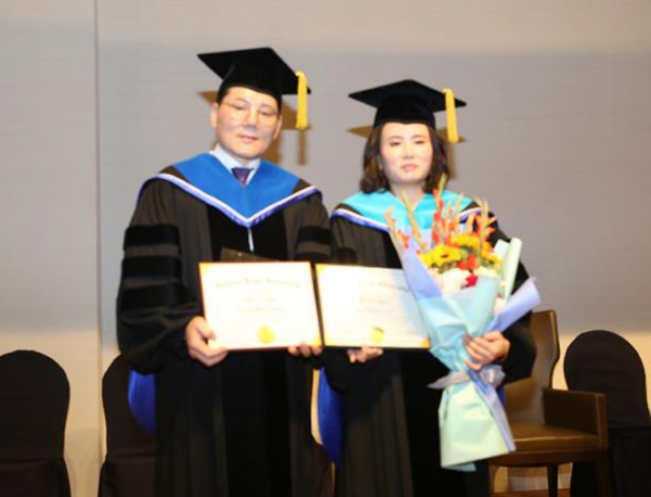 문기주 회장과 부인 오은희씨가 함께 명예박사학위를 받았다.