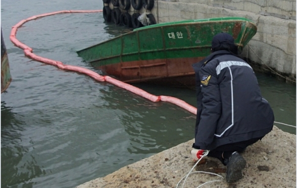 사진=인천해양경찰서인천 북항부두 침수선박 방제 작업 하고있다