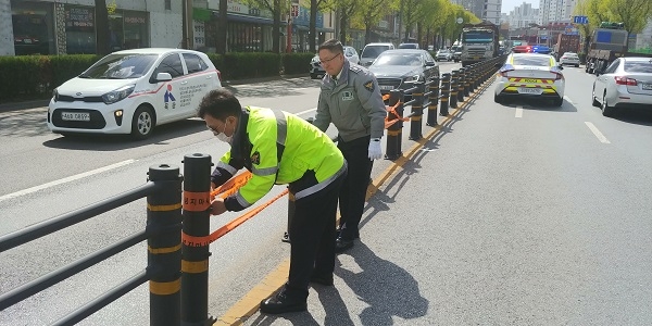 사진=인천중부경찰서,봄철 교통안전시설 을 점검하고있다.