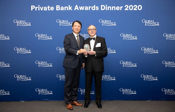 사진 = 지난 3월 5일 미국 뉴욕 하바드 클럽(Harvard Club)에서 개최된 'Best Private Bank Awards 2020' 시상식에서 이병현 하나은행 뉴욕지점장(사진 왼쪽)이 'Global Best Technology Solution for Private Banks'을 수상한 후 조셉 히라푸토(Joseph D. Giarraputo) 글로벌파이낸스 발행인 겸 편집장(사진 오른쪽)과 기념촬영을 하고 있다. (하나은행 제공)