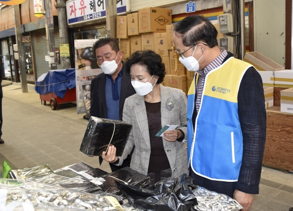 14일 보령전통시장에서 박형구 한국중부발전 사장(오른쪽)이 지역경제화폐로 물품을 구매하고 있다.[사진 중부발전 제공]