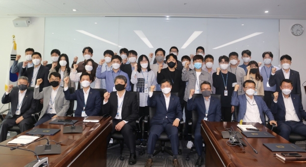 농협중앙회 IT전략본부(본부장 김현우, 앞 줄 오른쪽에서 네번째)는 13일 'DNA 스마트리더' 1기를 선발했다.[사진 농협 제공]