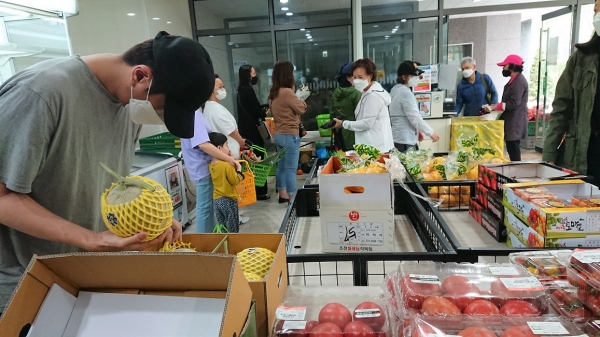 25일 경기 김포시 한강센트럴자이아파트에서 열린 로컬푸드 직거래장터에서 주민들이 농산물을 구매하고 있다.[사진 농협 제공]