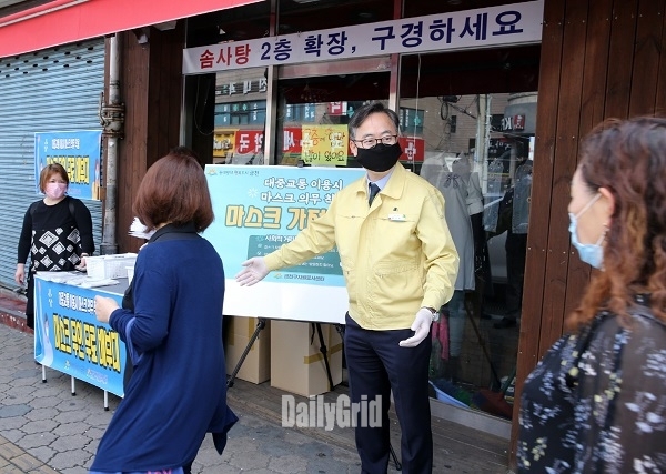 지난 1일 오전 유성훈 금천구청장(사진 가운데)이 금천구 정훈단지 버스정류장 앞에서 ‘대중교통 이용시 마스크 착용’을 독려하는 캠페인을 벌이고 있다.