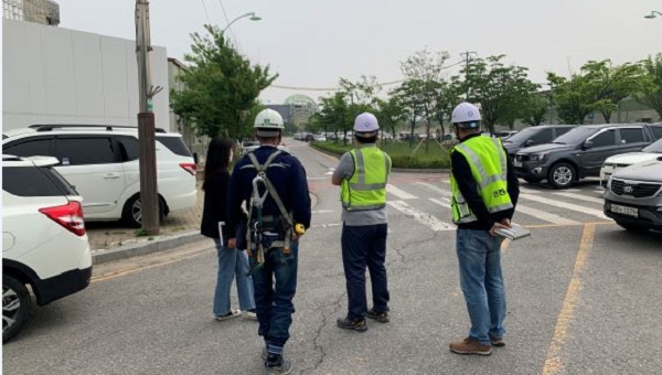사진=인천경제자유구역청,송도국제도시 대형공사장 주변도로 를 점검하고 있다