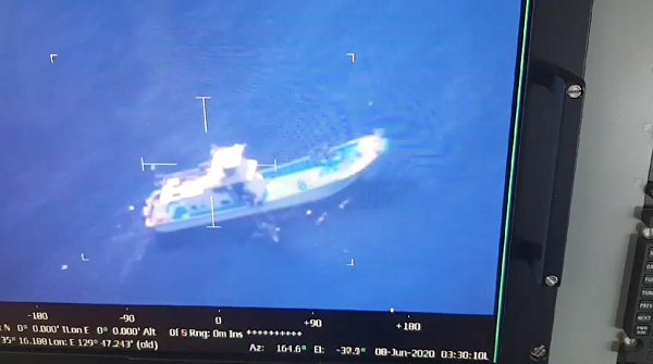 사진=해양경찰청,항공기에 포착된불법 고래포회용의선박