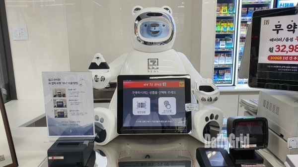 세븐일레븐 시그니처 매장에 배치된 인공지능결제로봇 '브니' [사진=이준호 기자]