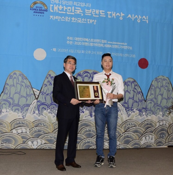 지난달 23일 2020 대한민국 브랜드 대상 스터디카페 부문을 수상한 나성원 몽비현 대표가 기념촬영을 하고 있다.