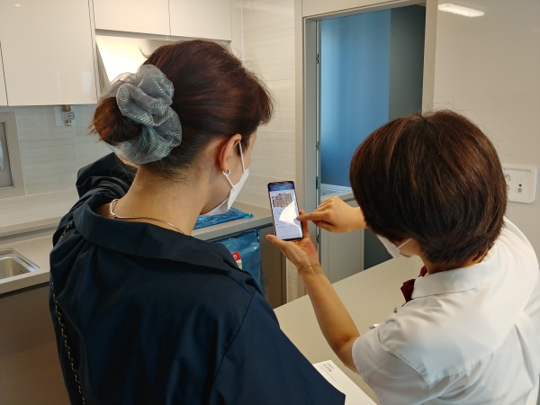 사진 = 경기도 '더샵 오산센트럴' 입주예정 고객이 '온마음라운지' 앱을 통해 불편사항을 등록하고 있다. (포스코건설 제공)