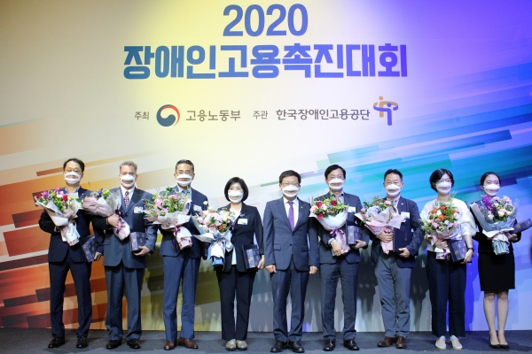 노트먼 조셉 네이든 쿠팡풀필먼트서비스 대표이사(왼쪽에서 두 번째)가 16일 고용노동부와 한국장애인고용공단이 개최한 '2020 장애인 고용촉진 대회'에서 고용노동부장관 표창을 수상했다. [사진=쿠팡]
