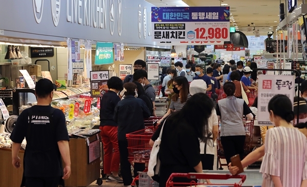 '대한민국 동행세일' 2주 차 주말인 지난 5일 오후 서울 시내 대형마트를 찾은 시민들이 쇼핑을 하고 있다. 정부가 21일, 내달 17일을 임시공휴일로 지정하면서 유통업계는 매출 진작에 대한 기대감을 드러내고 있다. [사진=뉴스1]