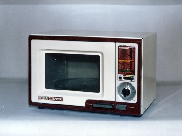 [사진3] LG전자가 1981년 국내업계에서 처음 선보인 골드스타 전자레인지(ER-5000) 제품사진