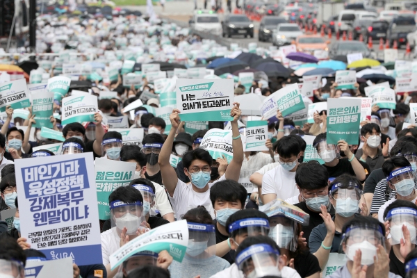 사진=집단휴진에 들어간 의과대학 정원 확대 방안에 반대하는 전공의들이 7일 서울 영등포구 여의대로에서 피켓을 들고 있다.(뉴스1)