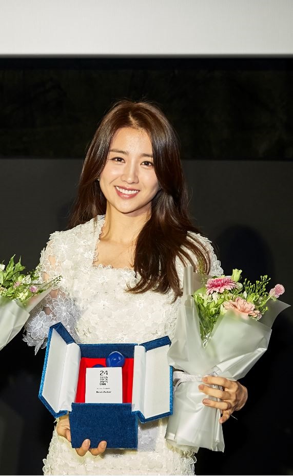 박하선이 영화 '고백'으로 제24회 부천국제화제 배우상을 수상했다.