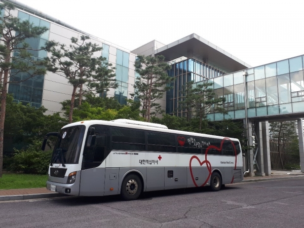 남양유업 나주공장 임직원들의 헌혈을 하기 위해 대기 중인 헌혈버스