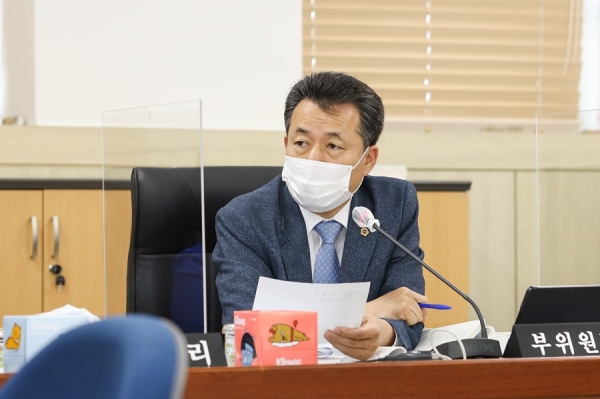 경기도의회 김성수 수석 대변인이 고1 의무교육 조기실시를 촉구했다.